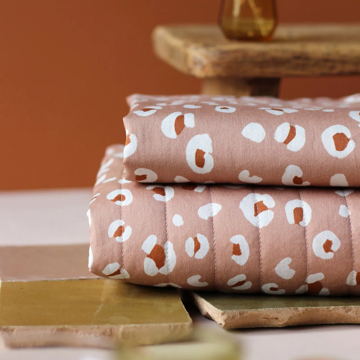 La Maison Naïve Léo tissu satin coton matelassé tomette au mètre