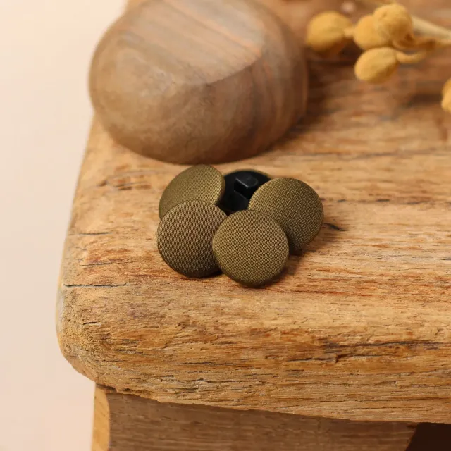 La Maison Naïve bouton recouvert sur pied 18 mm olive satin