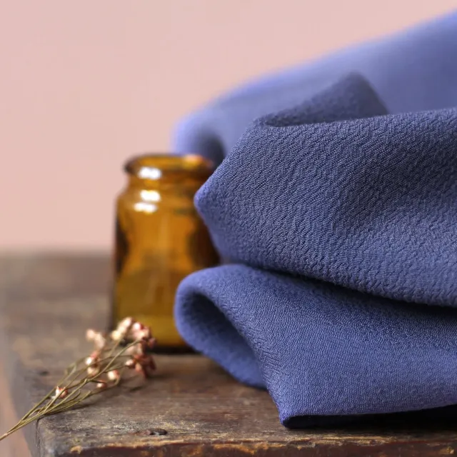 La Maison Naïve Crêpe Marocain tissu viscose indigo au mètre