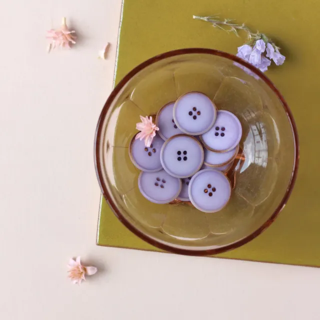 La Maison Naïve bouton corozo 20 mm mauve rebord fin mat