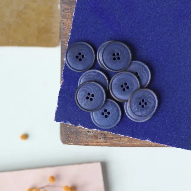La Maison Naïve Corozo Fin Rebord 20 mm bouton mat indigo à l'unité