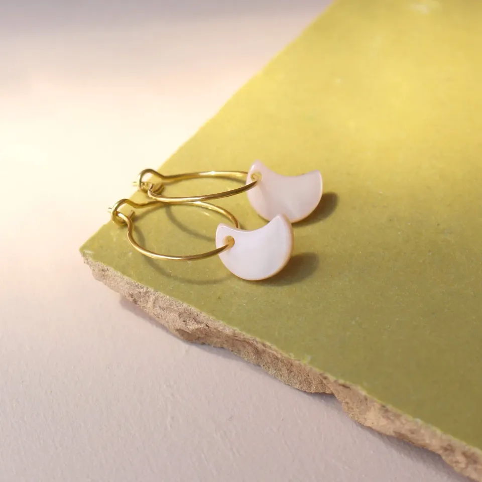 La Maison Naïve Lune Pétale boucles d'oreilles nacre paire