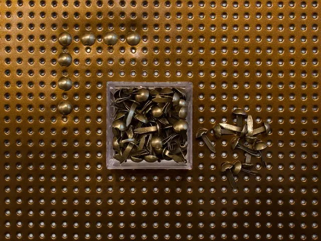 La Croix et La Manière mini clous tête ronde or mat x100