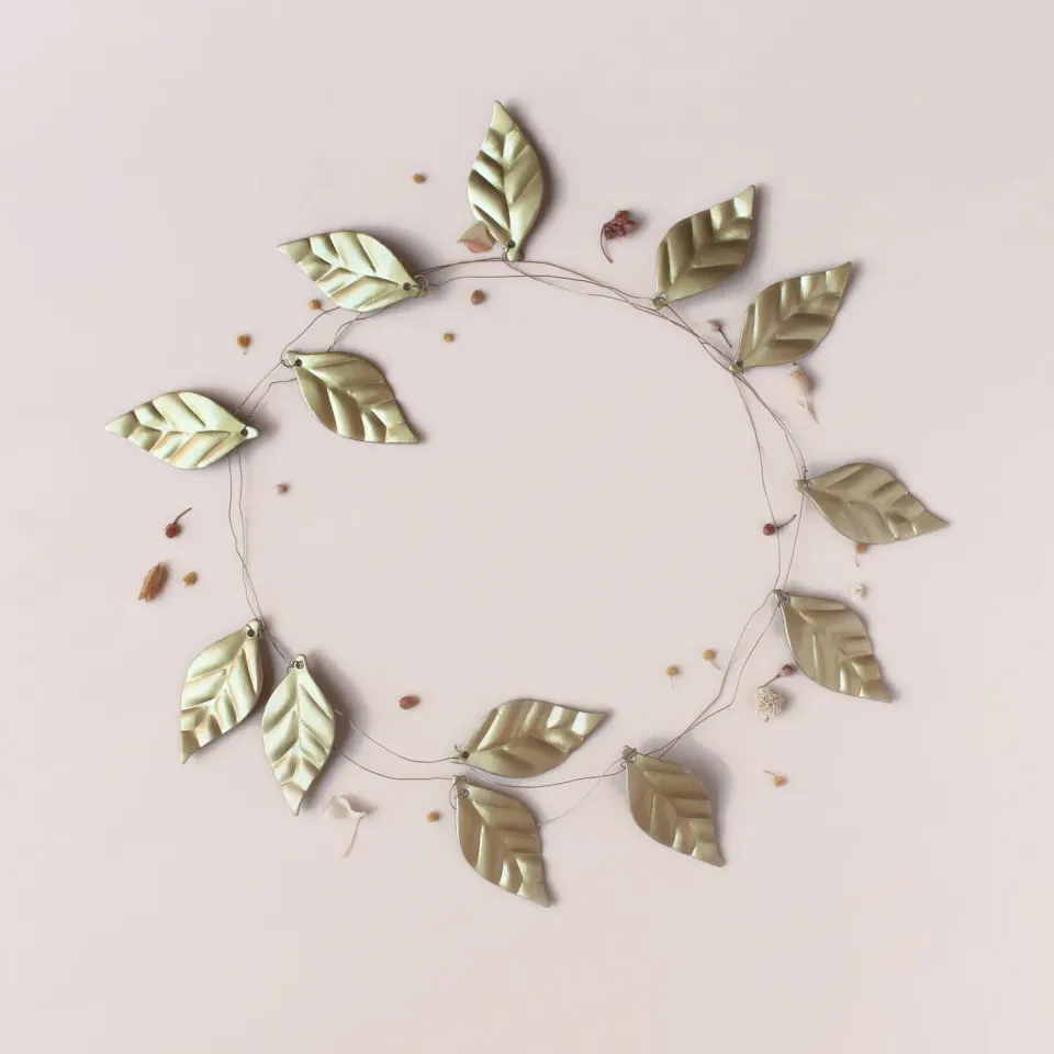 La Maison Naïve guirlande feuilles doré métal déco murale
