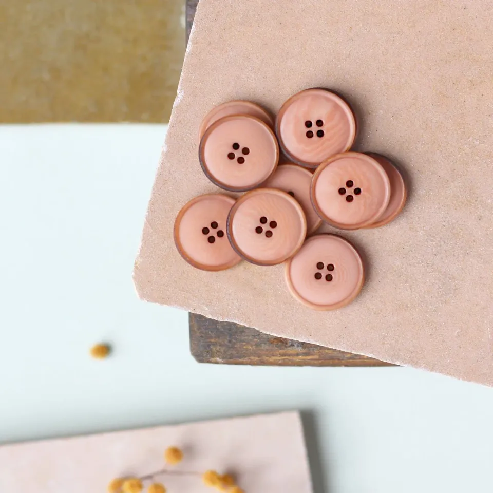La Maison Naïve Fin Rebord 20 mm bouton corozo Tomette