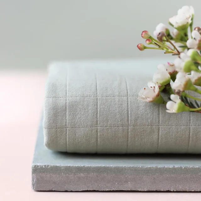 La Maison Naïve Coton Matelassé Amande tissu au mètre vert doux