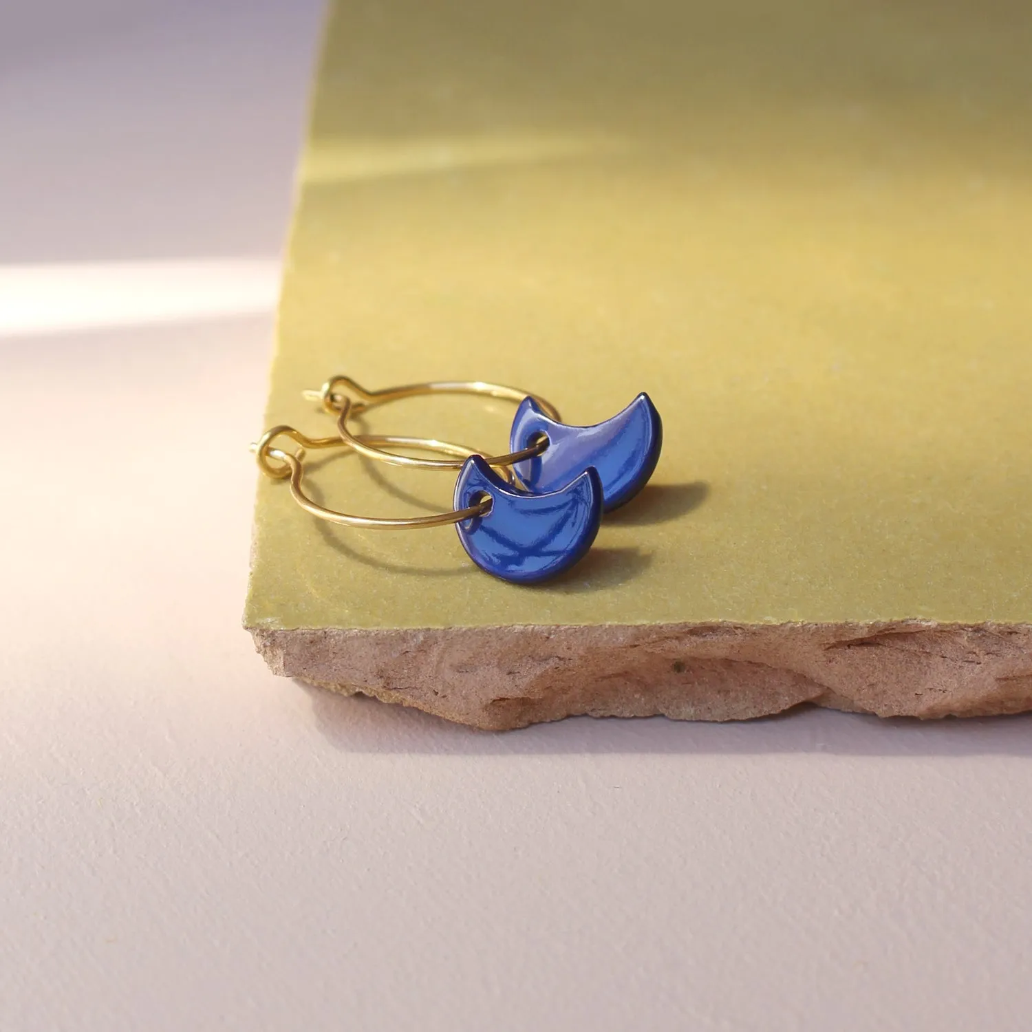 La Maison Naïve Lune Indigo boucles oreilles nacre