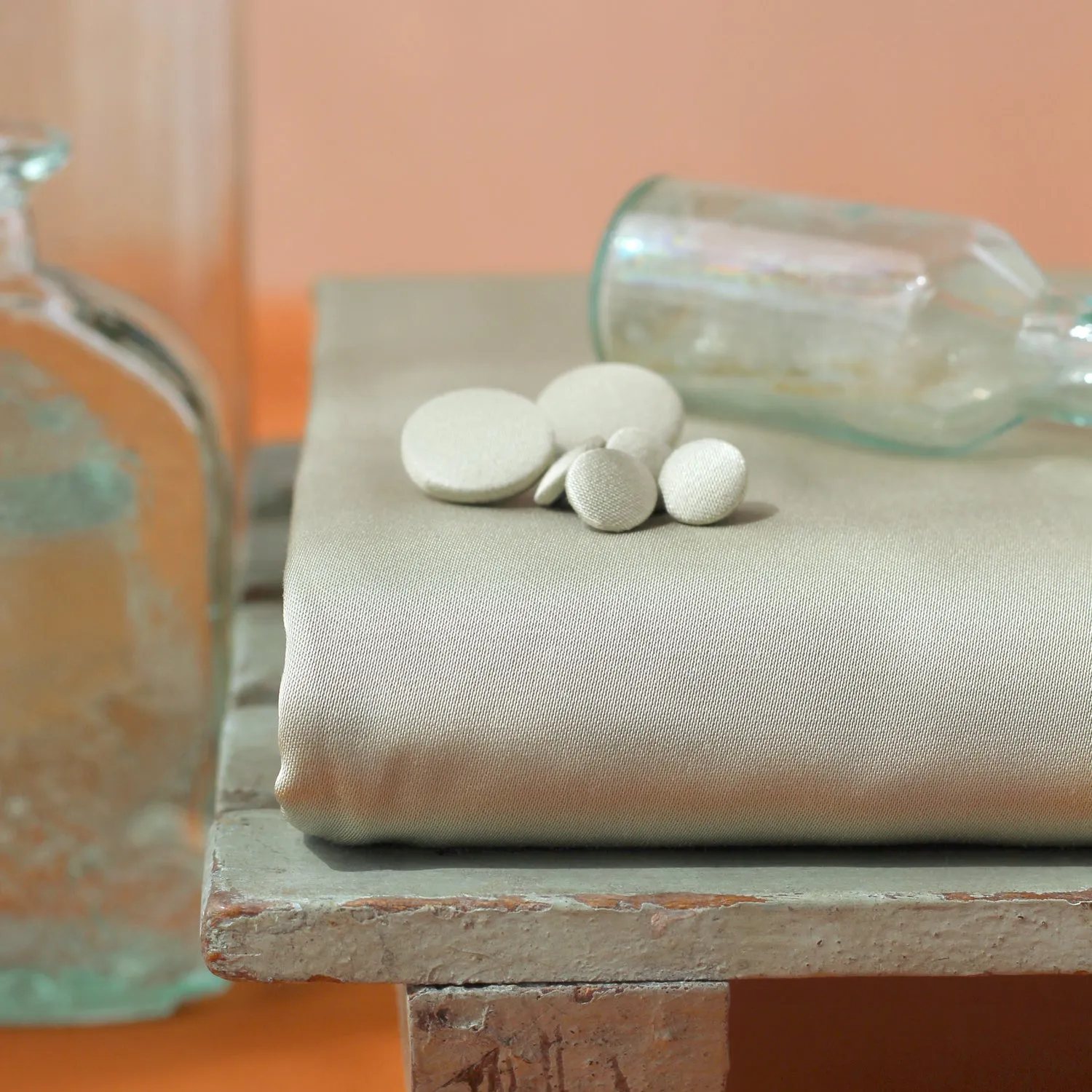 La Maison Naïve satin de viscose Amande tissu uni opaque