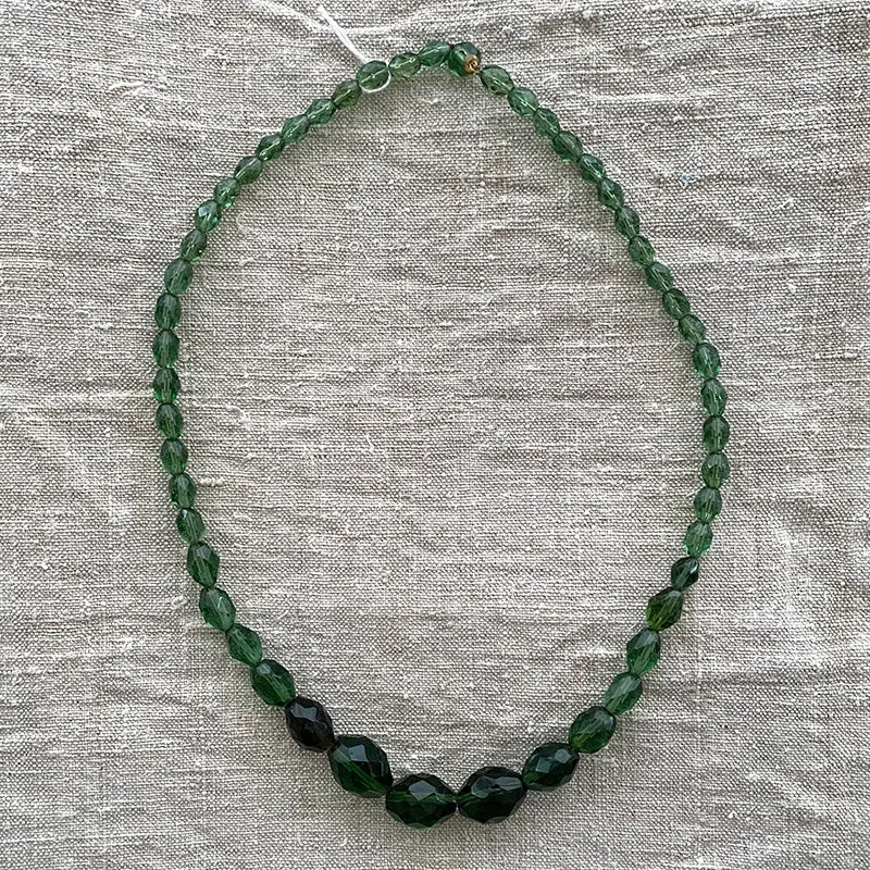 French General perles verre tchèque facettées vertes 56 cm
