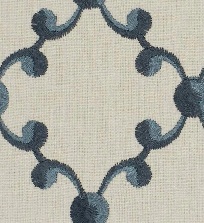 French General Morisette Indigo tissu brodé ameublement 132 cm
