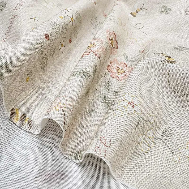Yoko Saito 2026-01-A11 tissu coton beige fleurs abeilles au mètre