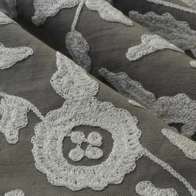 French General Marcelline Linen tissu brodé 134 cm au mètre