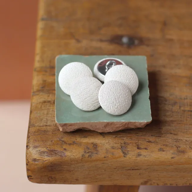 La Maison Naïve Crêpe Marocain bouton recouvert 18 mm blanc cassé