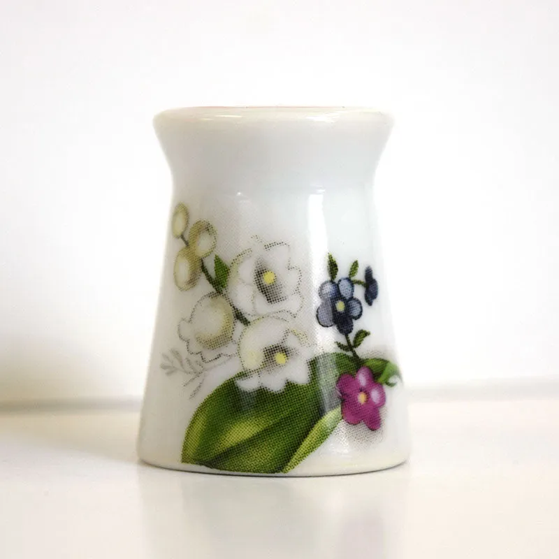 Yoko Saito dé à coudre porcelaine Arita muguet botanique