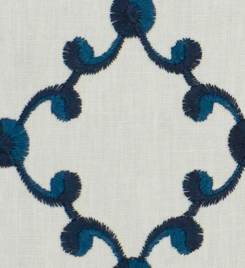 French General Morisette Bleu tissu d’ameublement au mètre indigo brodé