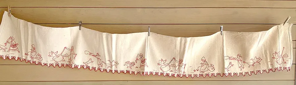 French General Antique Red Work bordure brodée lin oies 249 cm