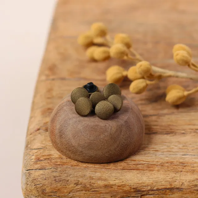 La Maison Naïve bouton recouvert sur pied 10 mm satin olive