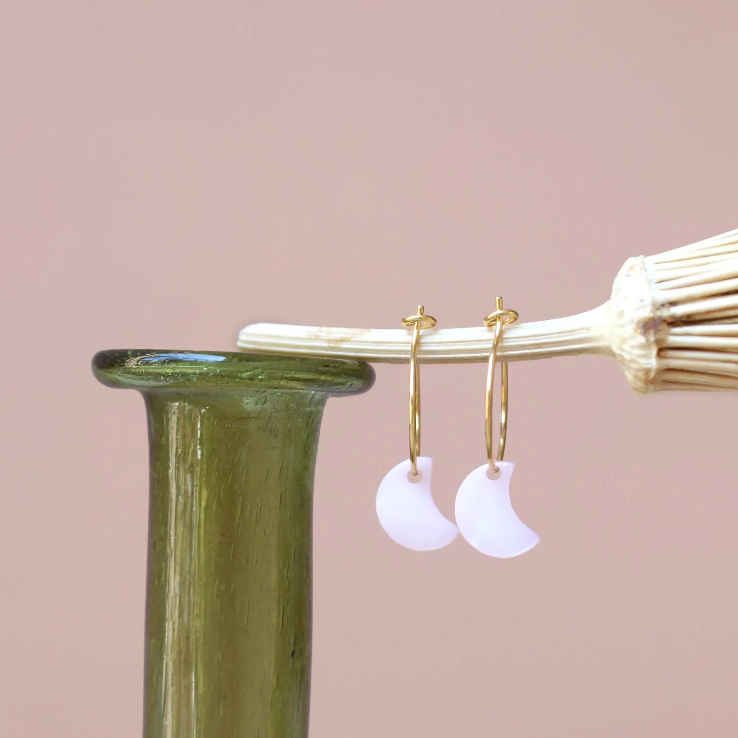 La Maison Naïve Lune Pétale boucles d'oreilles nacre paire