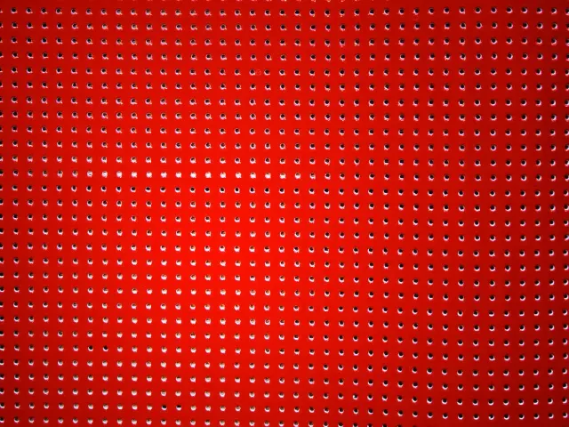 La Croix et La Manière vinyle laqué perforé rouge coupon 25x45