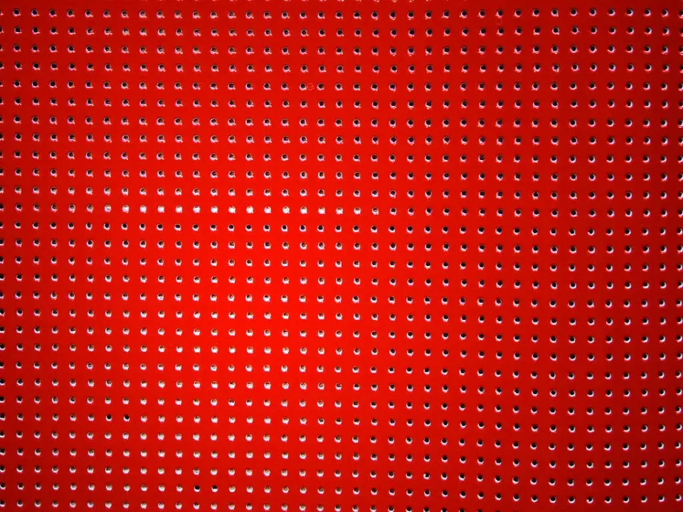 La Croix et La Manière vinyle laqué perforé rouge coupon 25x45
