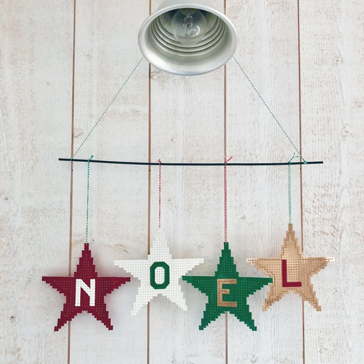 La Croix et La Manière Étoiles de Noël livret point de croix