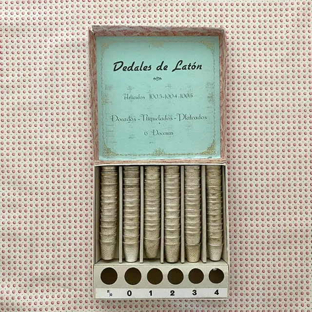 French General Vintage boîte 76 dés à coudre anciens collection