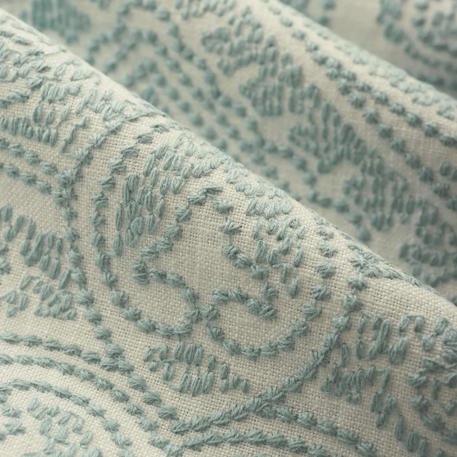 French General La Moreaux La Mer tissu brodé indigo au mètre
