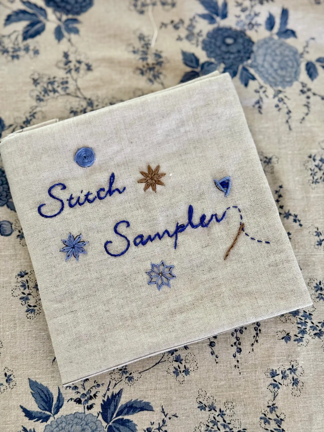 French General Tulip kit sampler broderie lin rose
