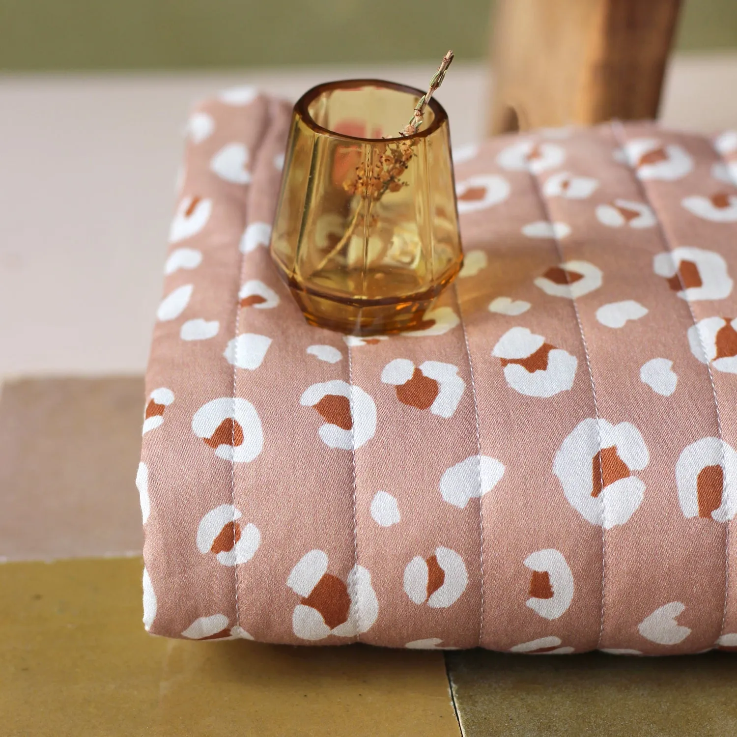 La Maison Naïve Léo tissu satin coton matelassé tomette au mètre