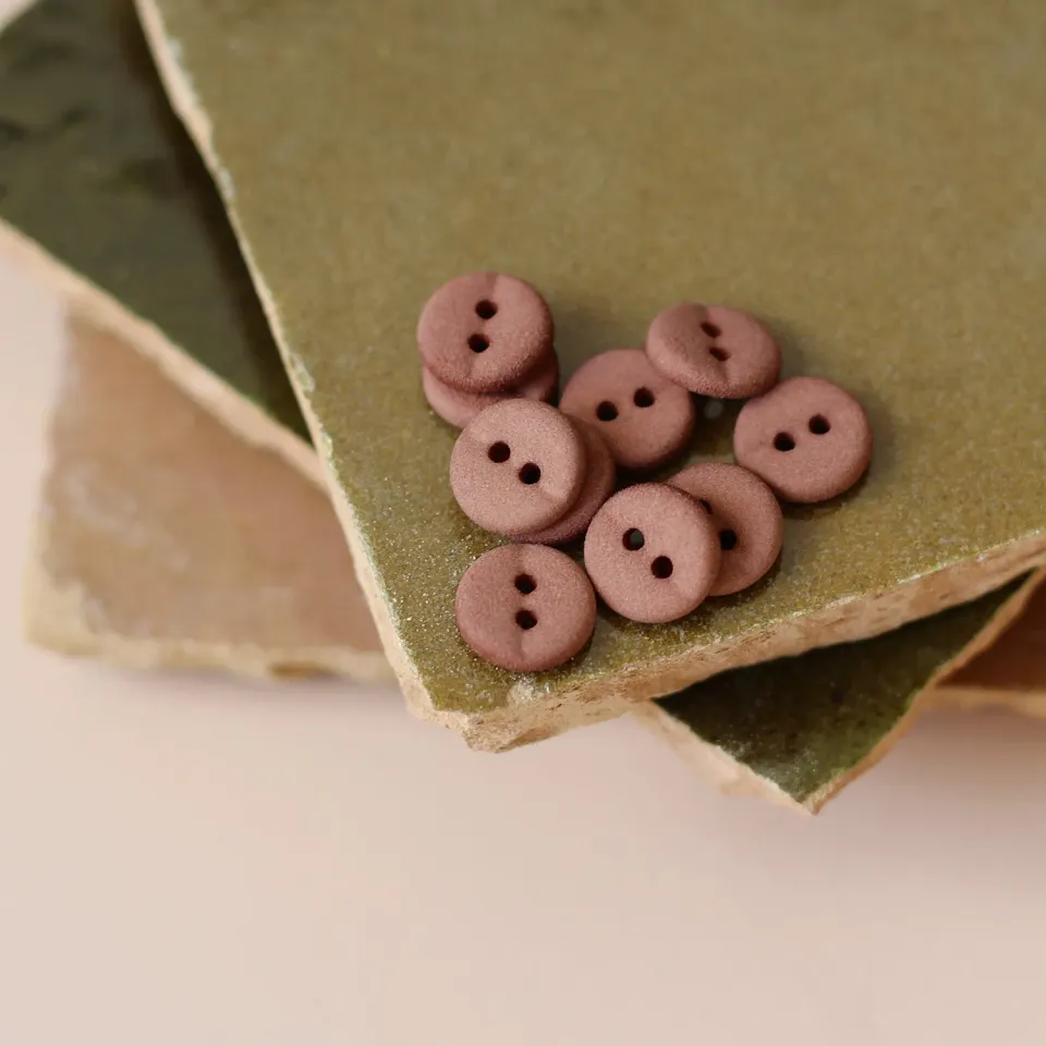 La Maison Naïve Sienne bouton 2 trous 10 mm mat à l’unité