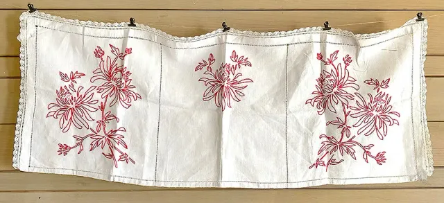 French General panneau ancien lin brodé rouge fleurs exotiques