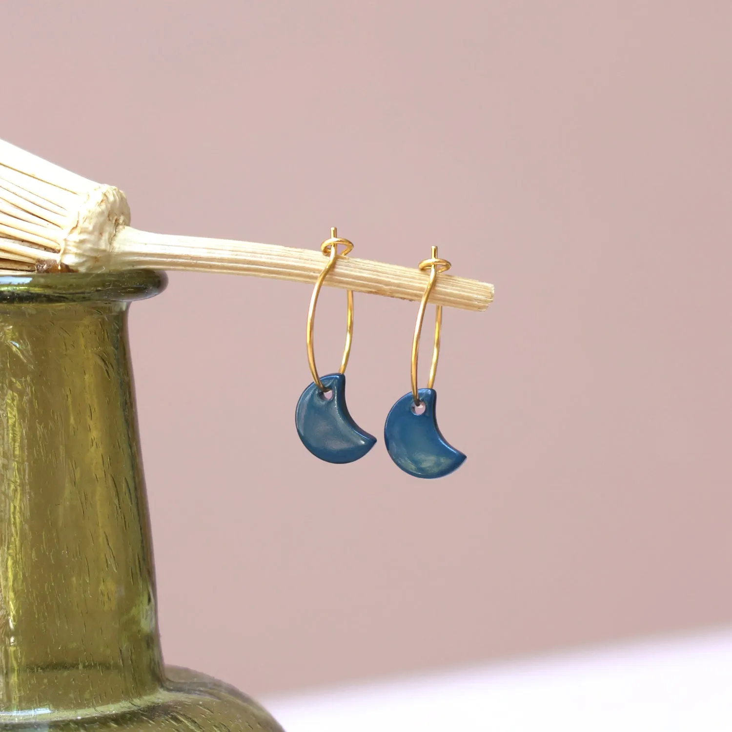 La Maison Naïve boucles d'oreilles lune nacre paon la paire