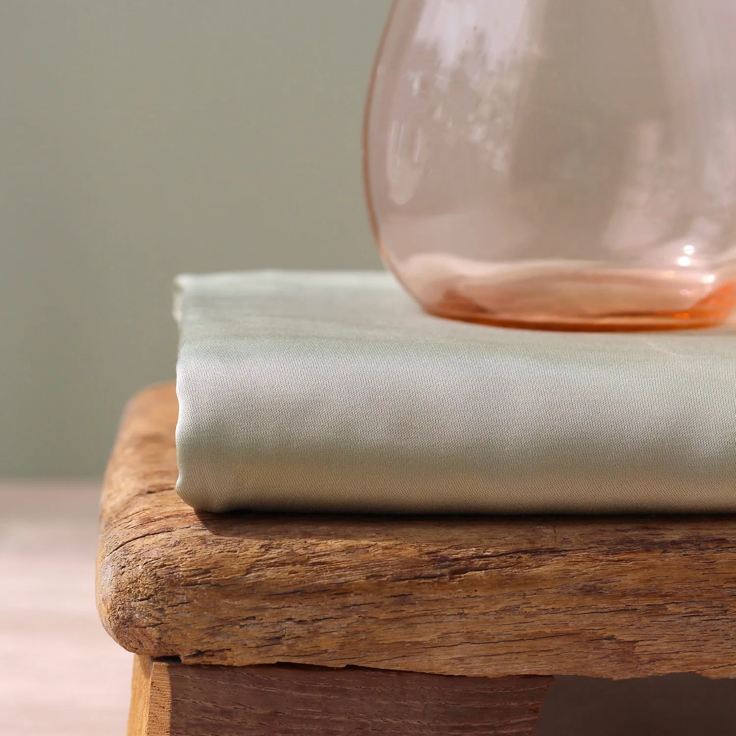 La Maison Naïve satin de viscose Amande tissu uni opaque