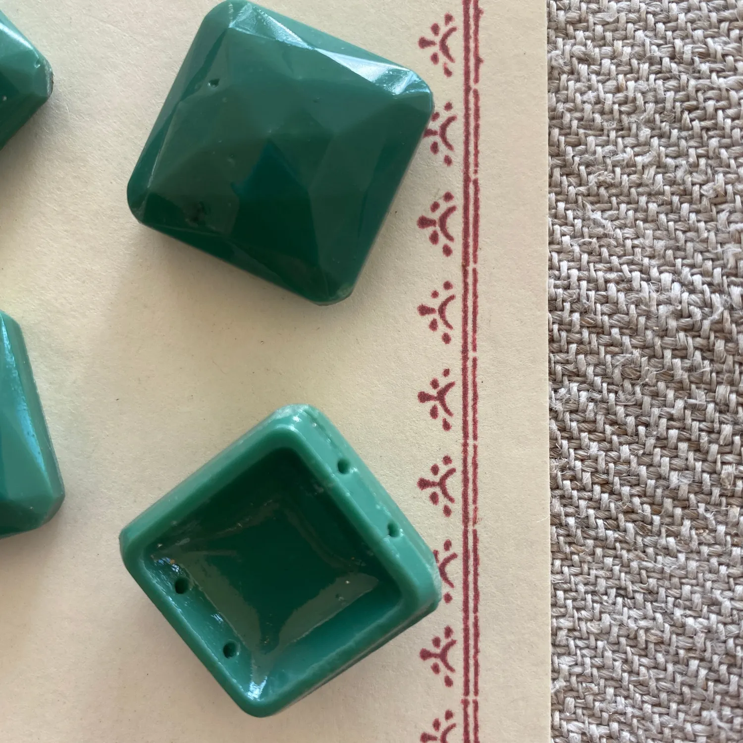 French General Nailhead perles verre jadeite 20 mm x4