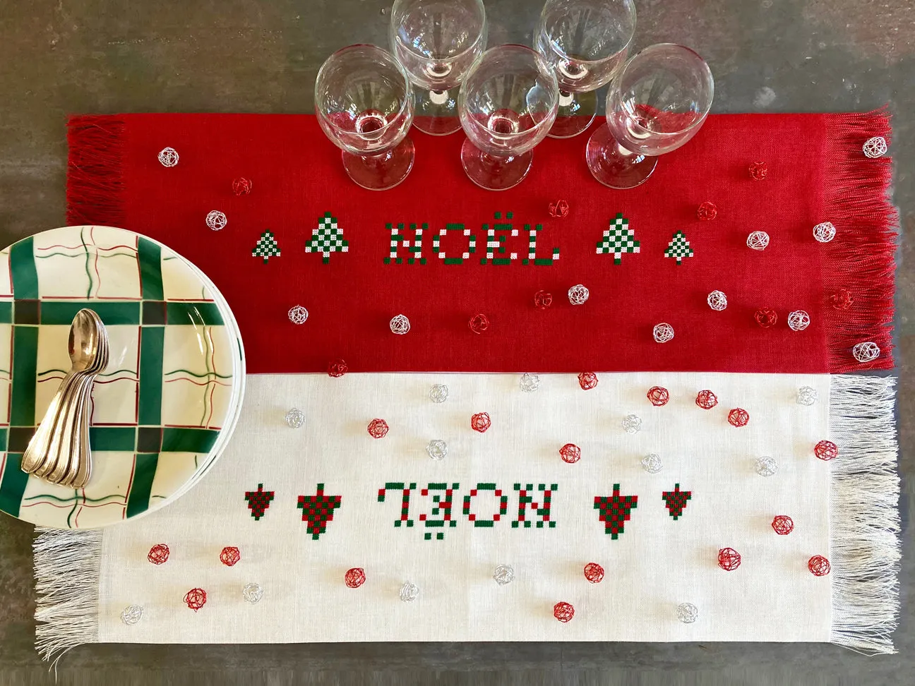 La Croix et La Manière Livret Lettres carrées Noël point de croix