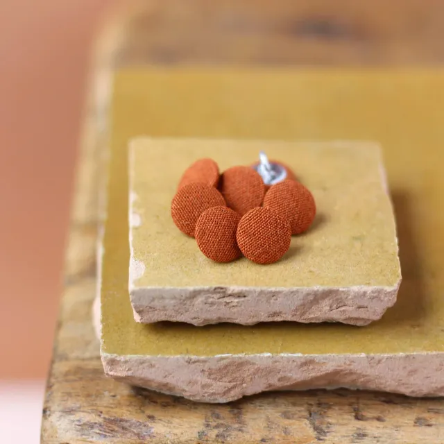 La Maison Naïve Crêpe Cannelle 10 mm bouton recouvert sur pied à l'unité