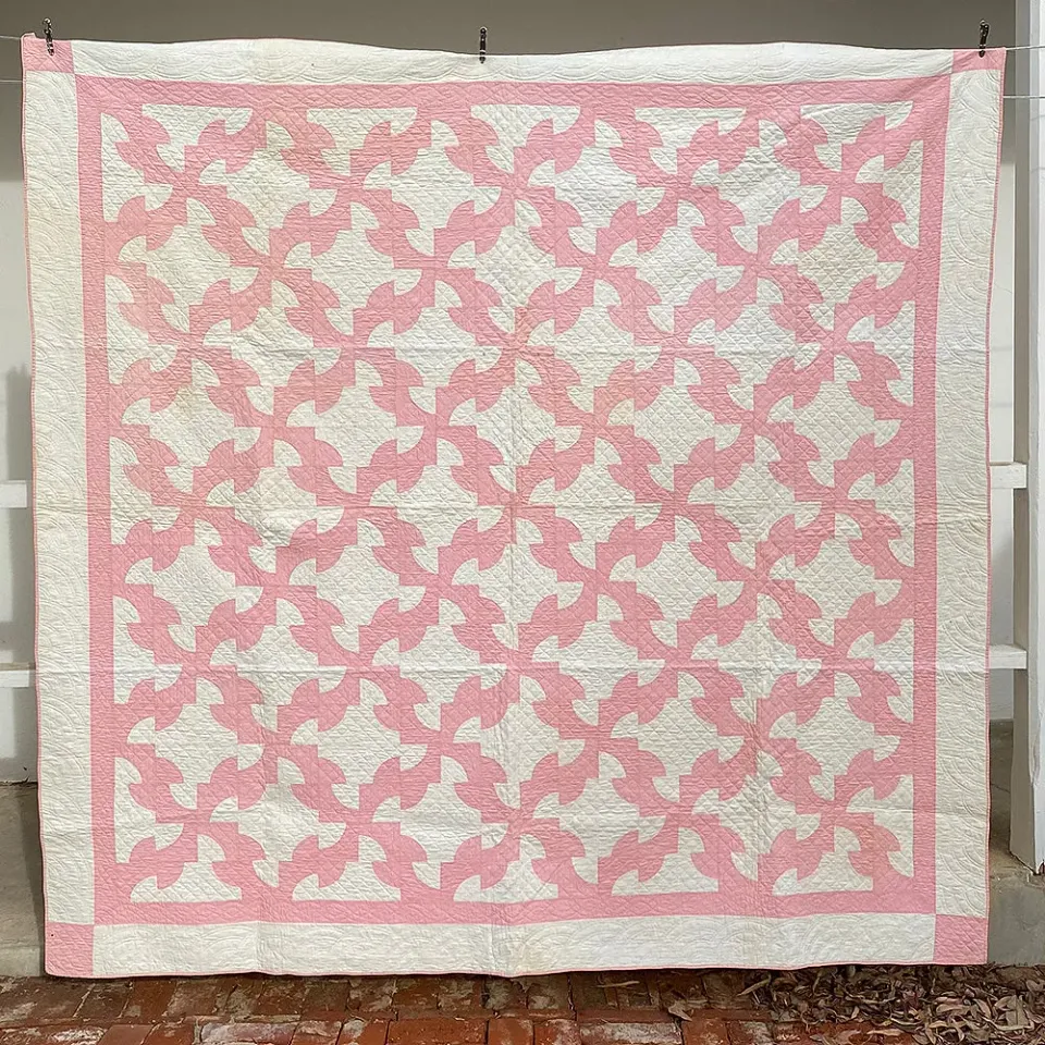 French General Pink Drunkards Path quilt rose 78x80 cousu main
