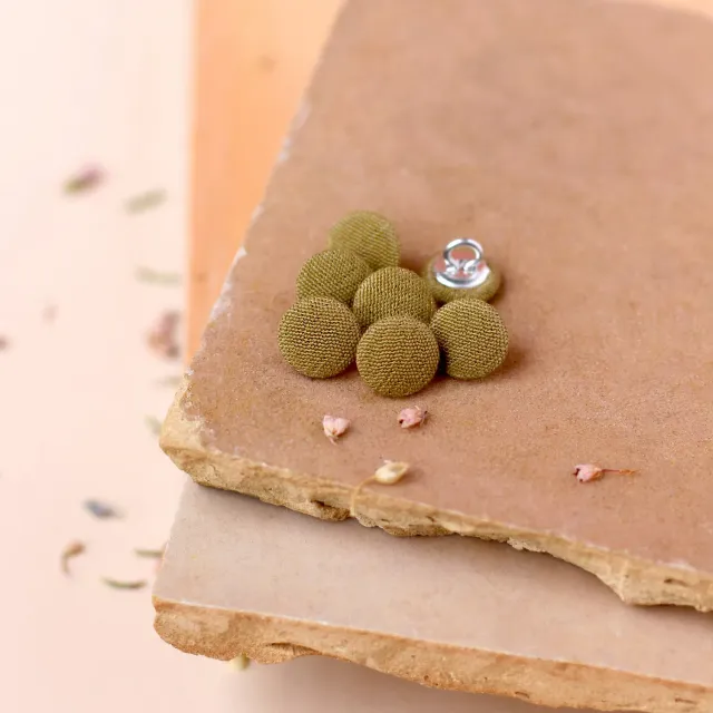 La Maison Naïve Crêpe bouton recouvert sur pied 10 mm olive clair