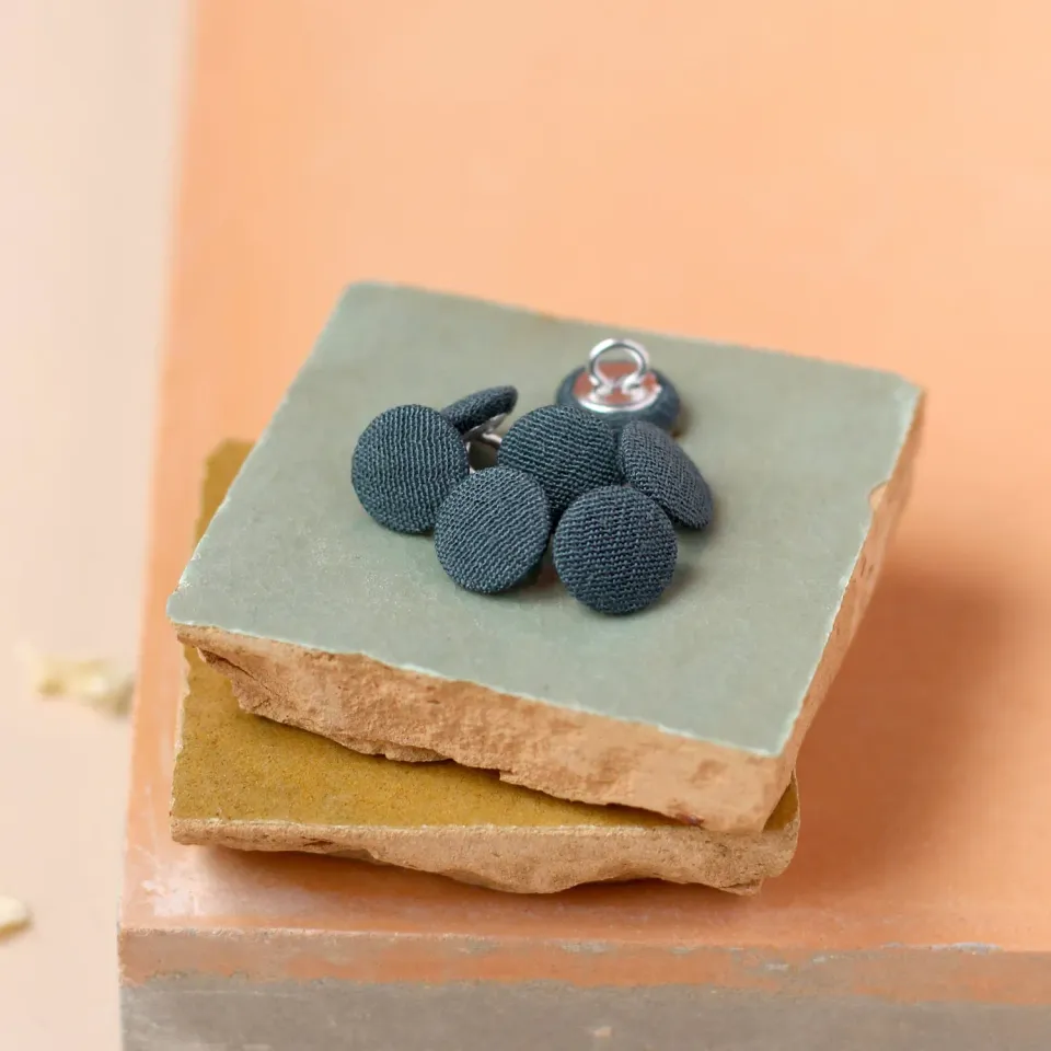 La Maison Naïve bouton recouvert sur pied 10 mm crêpe paon