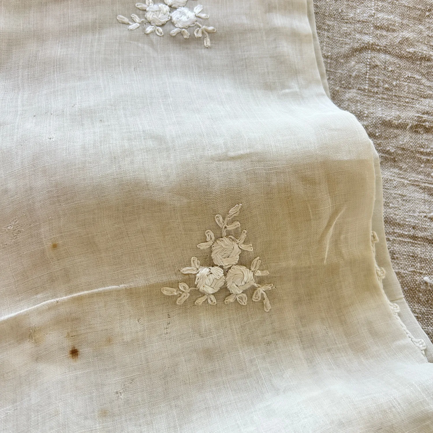 French General Panneau brodé ancien ivoire roses voile coton