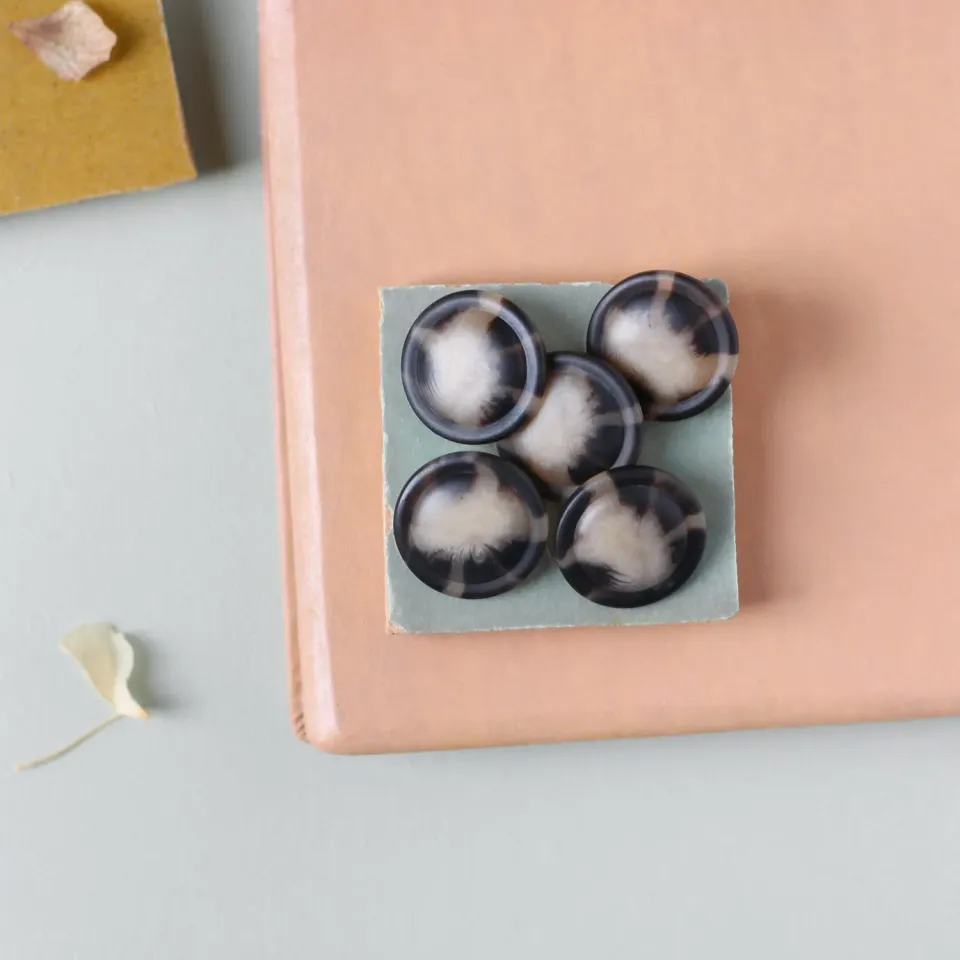 La Maison Naïve bouton écaille sur pied 22 mm mat