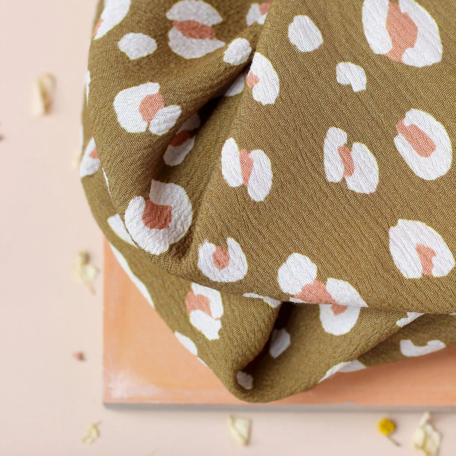La Maison Naïve Léo Olive Clair tissu crêpe viscose au mètre