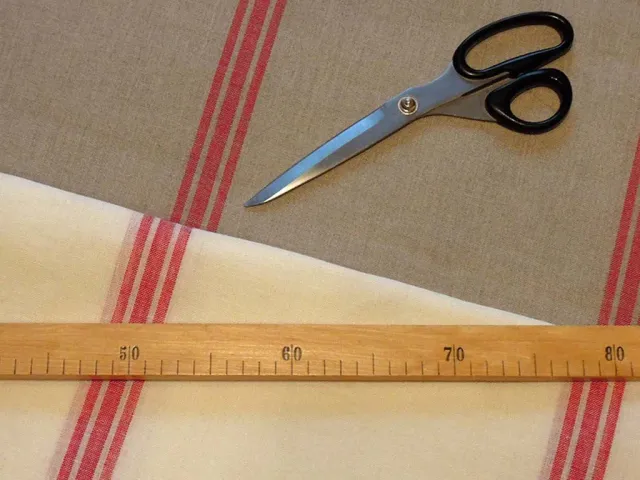 La Croix et La Manière étamine de lin à rayures tissu rouge ivoire 10 cm