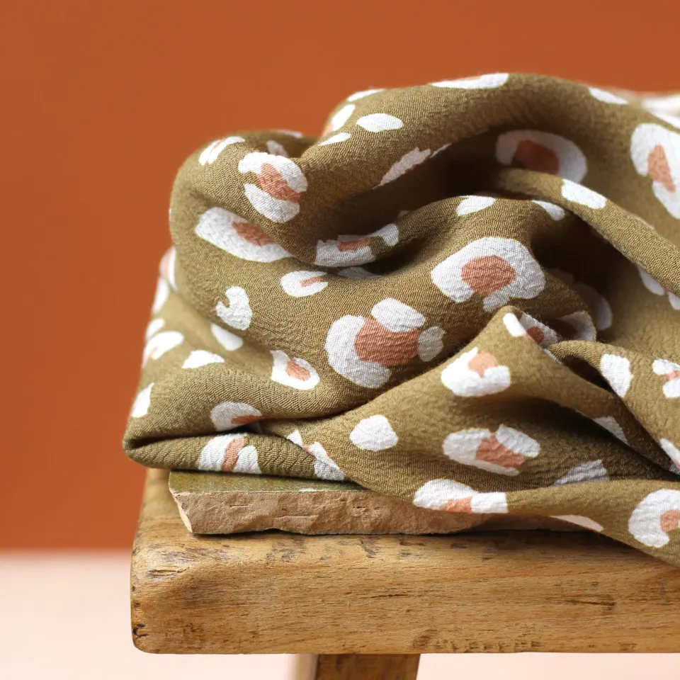 La Maison Naïve Léo Olive Clair tissu crêpe viscose au mètre