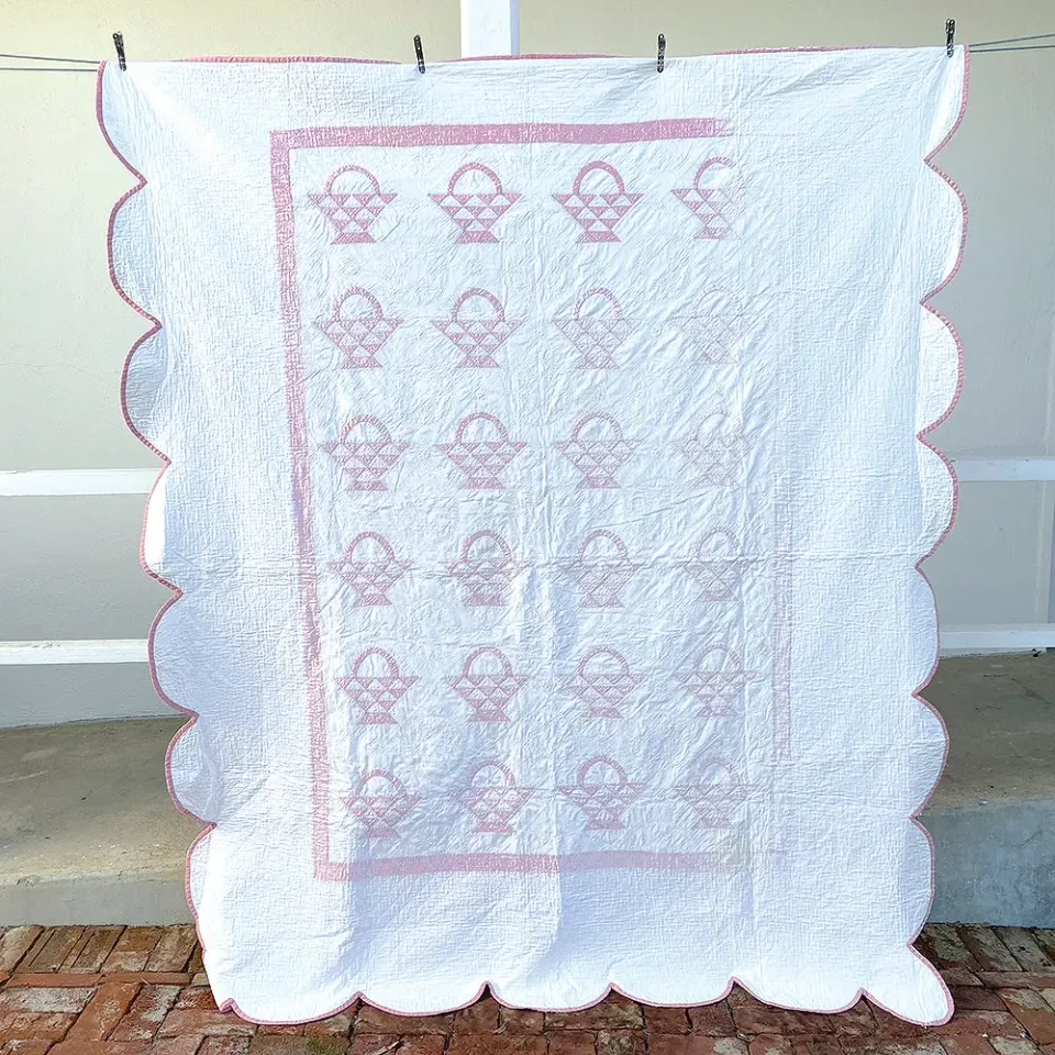 French General Faded Pink Basket quilt ancien main 178 cm